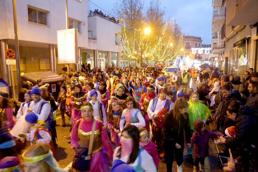 Cabalgata de Reyes 2018 - Imagen de personas participantes en el desfile que van disfrazados.