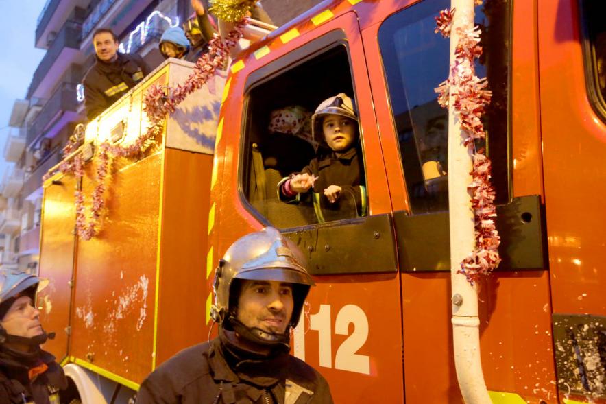 Cabalgata de Reyes 2018 - ImImagen del coche de bomberos con decoración navideña y niños disfrazados de bomberos.