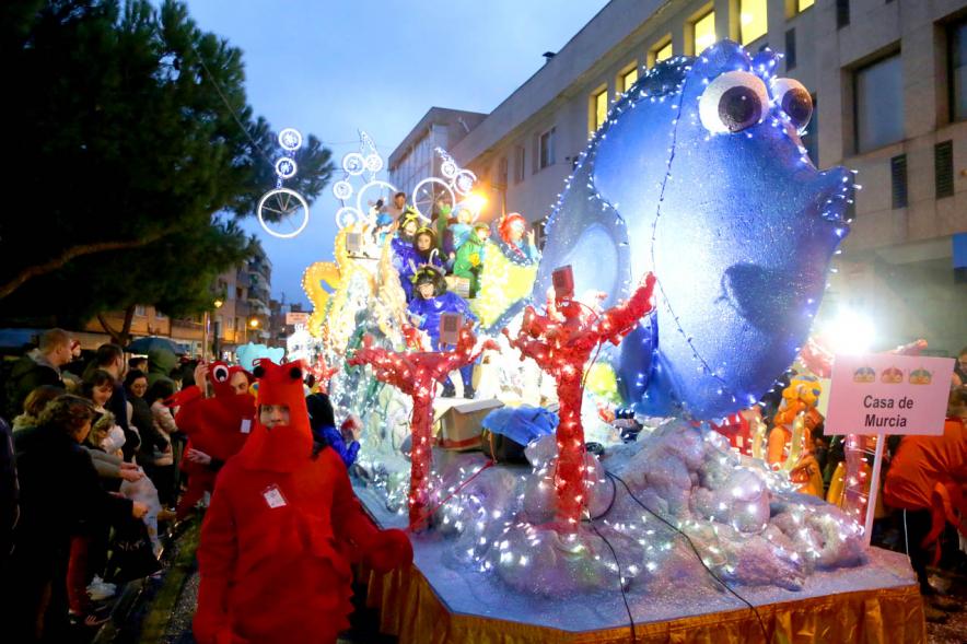 Cabalgata de Reyes 2018 - Imagen de una carroza y de unos participantes en el desfile.