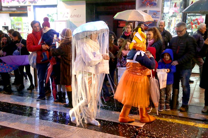 Cabalgata de Reyes 2018 - Imagen de personas participantes en el desfile que van disfrazados.