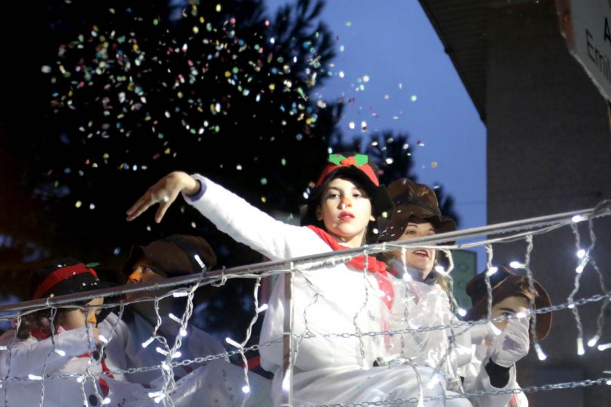 Cabalgata de Reyes 2018 - Imagen de unos niños disfrazados en una carroza.