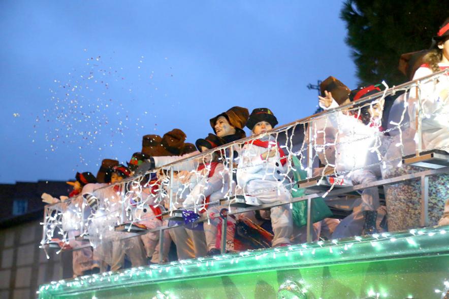 Cabalgata de Reyes 2018 - Imagen de unos niños disfrazados en una carroza.