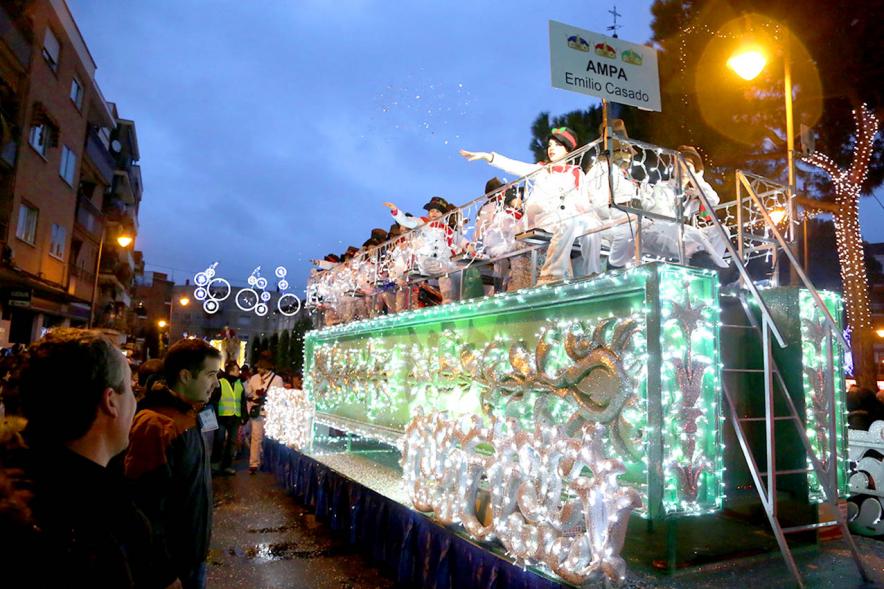 Cabalgata de Reyes 2018 - Imagen de unas personas disfrazados en una carroza.