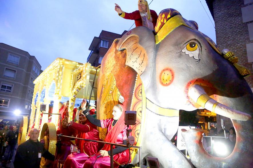 Cabalgata de Reyes 2018 - Imagen de una persona disfrazada en una carroza.