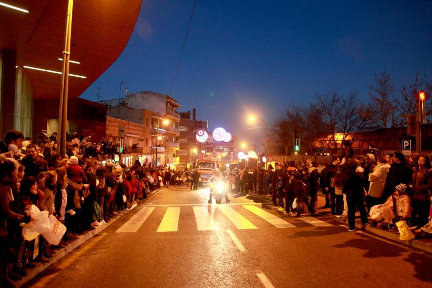 Cabalgata de Reyes 2017 - Imagen calle de la cabalgata, esperando a que pasen.