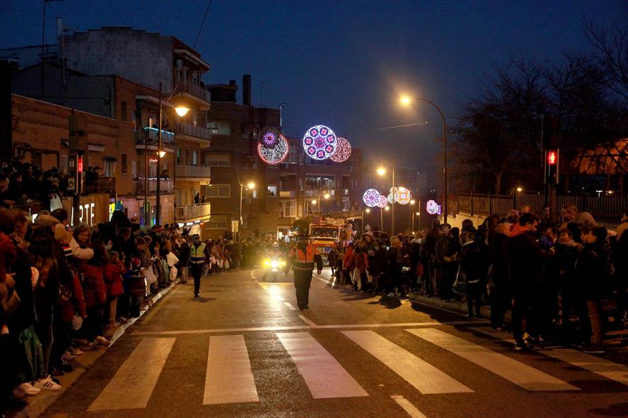 Cabalgata de Reyes 2017 - Imagen calle de la cabalgata, esperando a que pasen.
