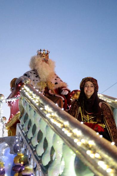 Cabalgata de Reyes 2017 - Imagen del Rey Melchor y su paje en su carroza.