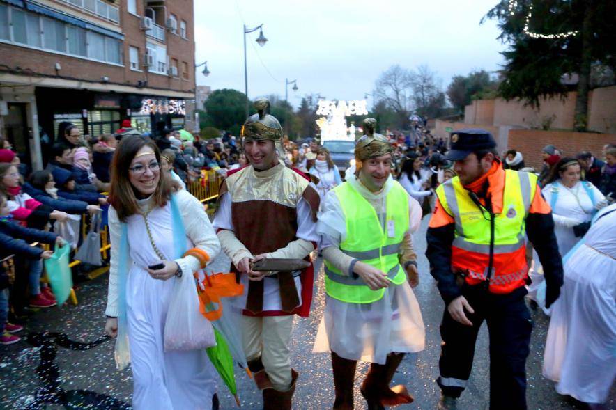 Cabalgata de Reyes 2018 - Imagen de personas participantes en el desfile que van disfrazados.