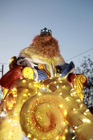 Cabalgata de Reyes 2017 - Imagen del Rey Gaspar y su paje en su carroza.