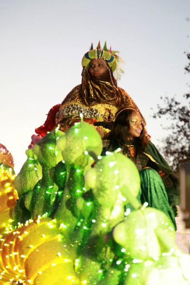 Cabalgata de Reyes 2017 - Imagen del Rey Baltasar y su paje en su carroza.