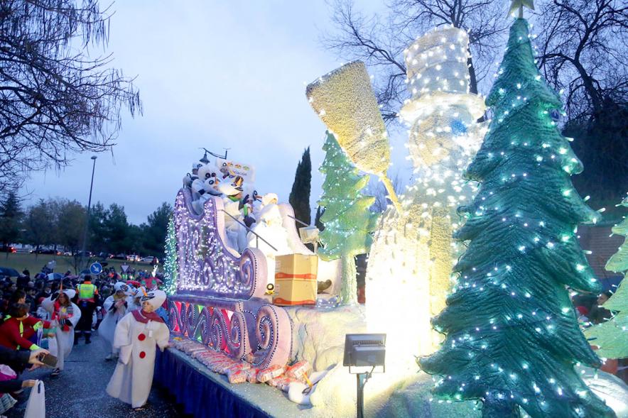 Cabalgata de Reyes 2018 - Imagen de una carroza y de unos participantes en el cabalgata.
