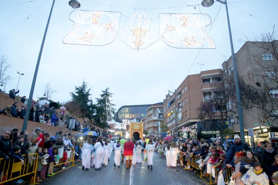 Cabalgata de Reyes 2018 - Imagen de personas participantes en el desfile que van disfrazados.