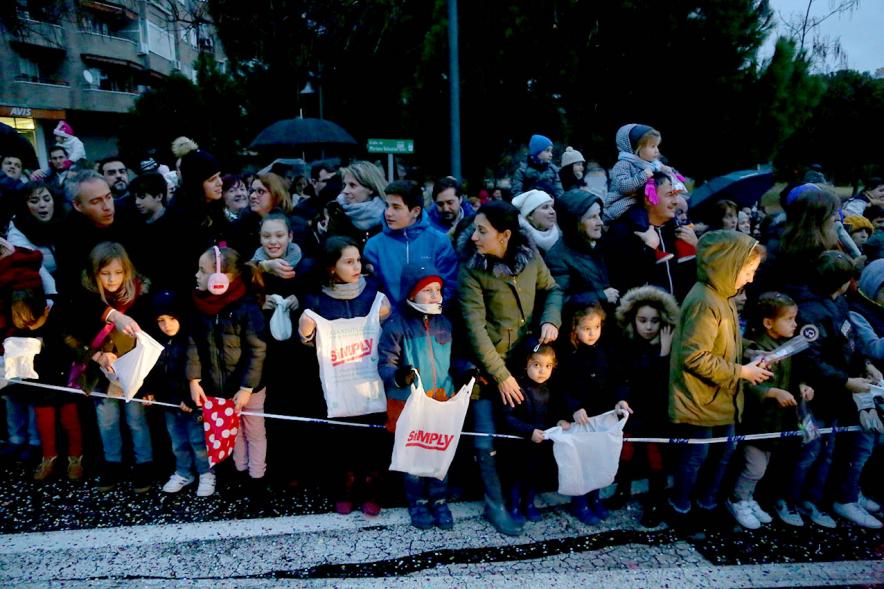 Cabalgata de Reyes 2018 - Imagen de los niños esperando la cabalgata preparados con sus bolsas para recoger caramelos.