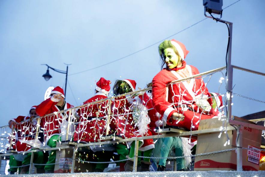 Cabalgata de Reyes 2018 - Imagen de unas personas disfrazados en una carroza.