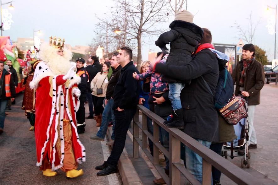 Cabalgata de Reyes 2017 - Imagen del Rey Melchor saludando al público presente.