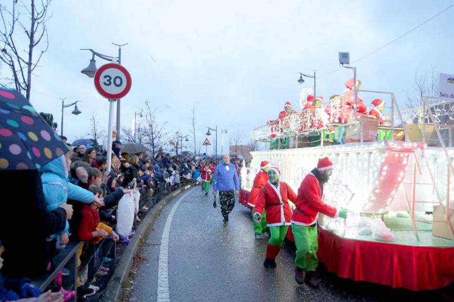 Cabalgata de Reyes 2018 - Imagen de una carroza y de unos participantes en el cabalgata.