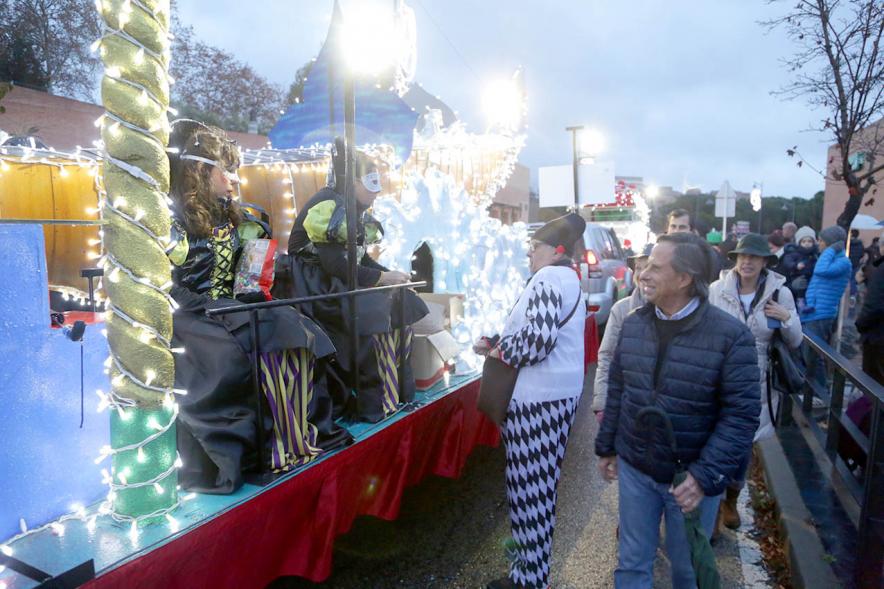 Cabalgata de Reyes 2018 - Imagen del alcalde García de Vinuesa paseando al lado de las carrozas.