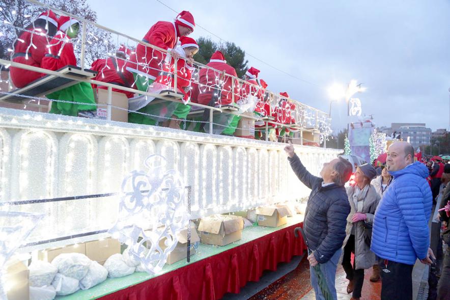 Cabalgata de Reyes 2018 - Imagen del alcalde García de Vinuesa saludando a niños de una  carrozas.