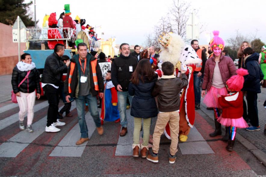 Cabalgata de Reyes 2017 - Imagen vista general de la cabalgata y el público asistente.