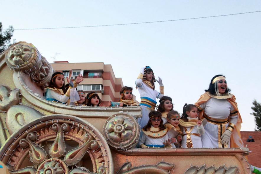 Cabalgata de Reyes 2017 - Imagen de integrantes de una de las carrozas.