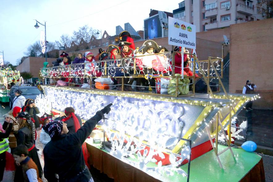 Cabalgata de Reyes 2018 - Imagen de una carroza y de unos participantes en el cabalgata.