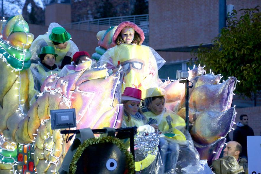 Cabalgata de Reyes 2018 - Imagen de unos niños disfrazados en una carroza.