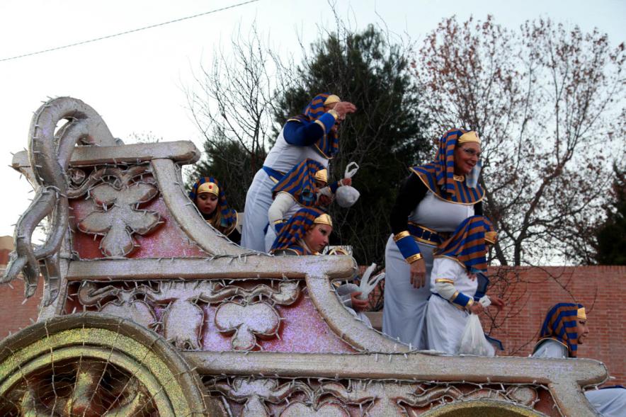 Cabalgata de Reyes 2017 - Imagen de integrantes de una de las carrozas.