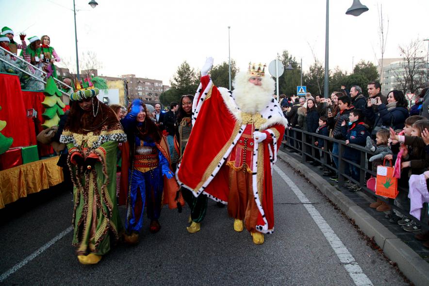 Cabalgata de Reyes 2017 - Imagen del Rey Melchor saludando al público presente.