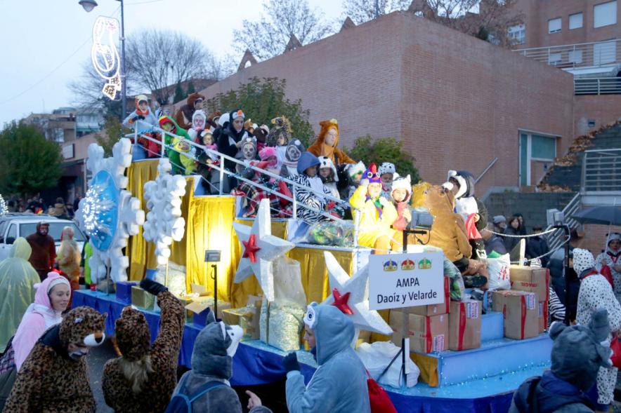 Cabalgata de Reyes 2018 - Imagen de unos niños disfrazados en una carroza.