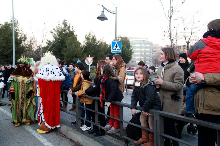 Cabalgata de Reyes 2017 - Imagen los Reyes Magos saludando al público presente.
