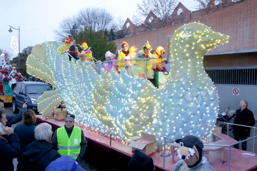 Cabalgata de Reyes 2018 - Imagen de unos niños disfrazados en una carroza.