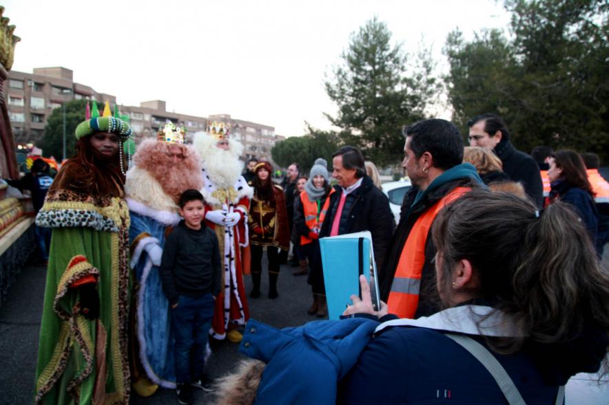 Cabalgata de Reyes 2017 - Imagen los Reyes Magos saludando al público presente.