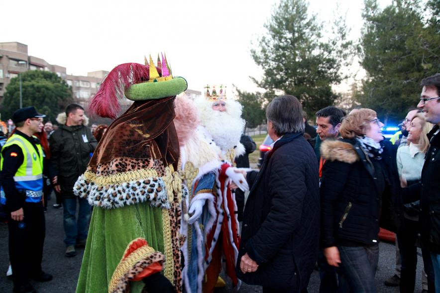 Cabalgata de Reyes 2017 - Imagen del Rey Baltasar saludando al público presente.
