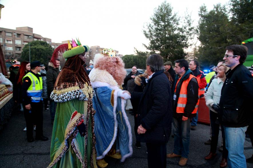 Cabalgata de Reyes 2017 - Imagen los Reyes Magos saludando al público presente.