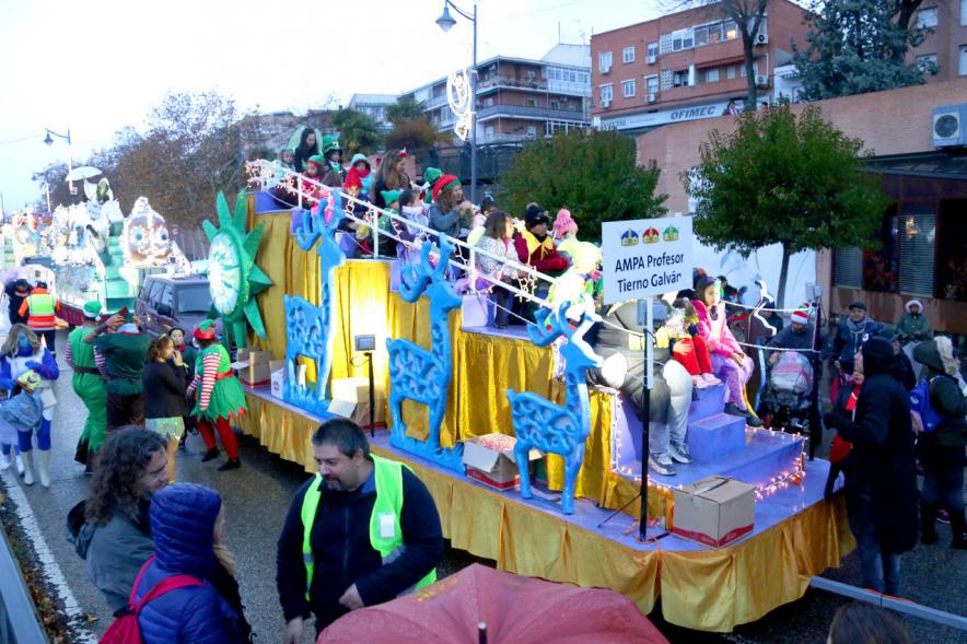 Cabalgata de Reyes 2018 - Imagen de unos niños disfrazados en una carroza.