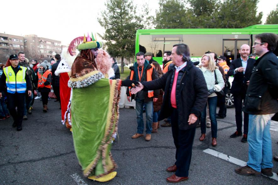 Cabalgata de Reyes 2017 - Imagen del Rey Baltasar saludando al público presente.