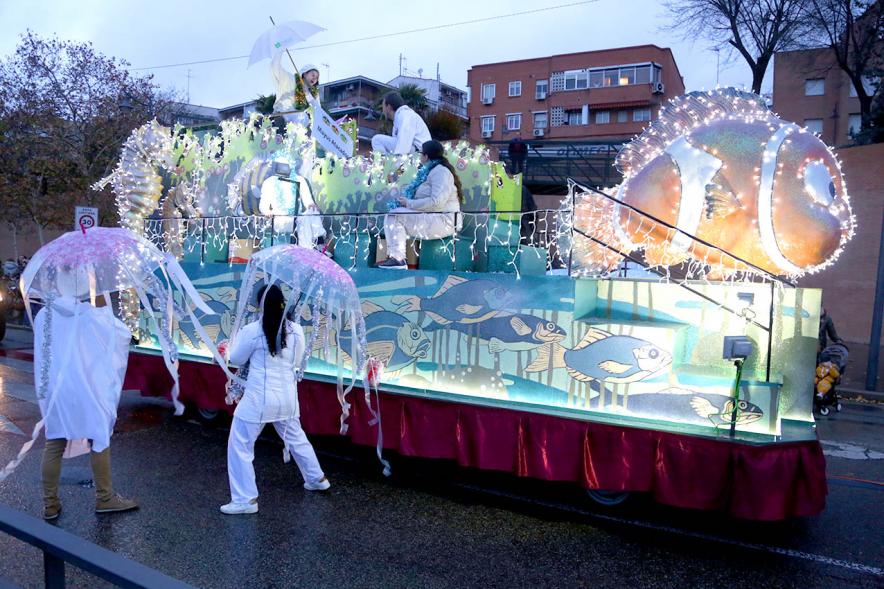 Cabalgata de Reyes 2018 - Imagen de unos niños disfrazados en una carroza.