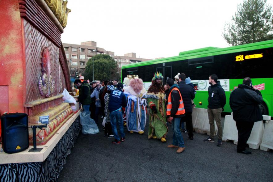 Cabalgata de Reyes 2017 - Imagen los Reyes Magos saludando al público presente.