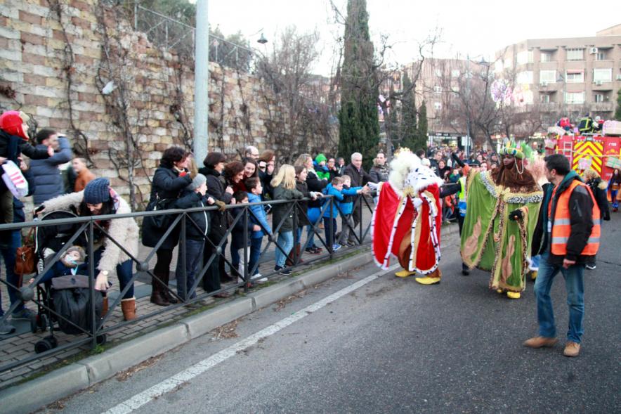 Cabalgata de Reyes 2017 - Imagen los Reyes Magos saludando al público presente.