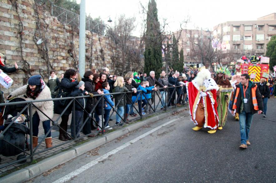 Cabalgata de Reyes 2017 - Imagen los Reyes Magos saludando al público presente.