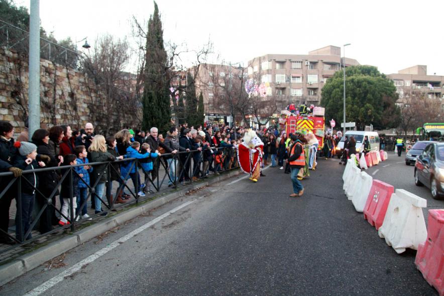 Cabalgata de Reyes 2017 - Imagen los Reyes Magos saludando al público presente.
