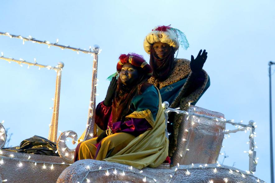 Cabalgata de Reyes 2018 - Imagen de la carroza de Baltasar acompañado de su paje.