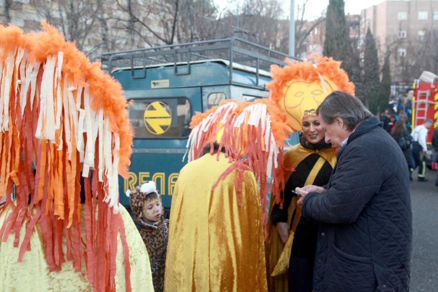 Cabalgata de Reyes 2017 - Imagen del alcalde García de Vinuesa saludando a los Reyes Magos.