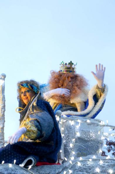 Cabalgata de Reyes 2018 - Imagen de la carroza de Gaspar acompañado de su paje.