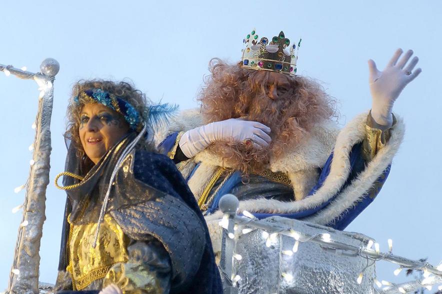 Cabalgata de Reyes 2018 - Imagen de la carroza de Gaspar acompañado de su paje.