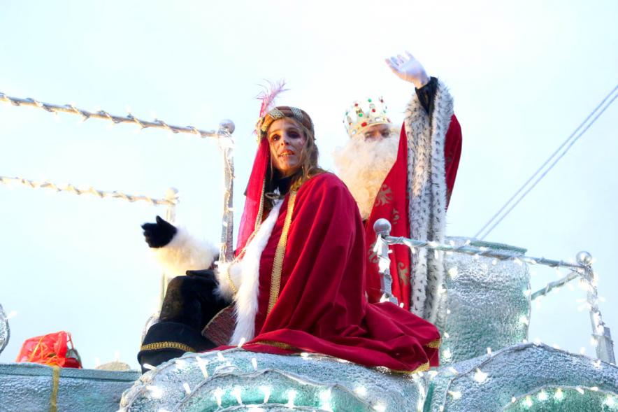 Cabalgata de Reyes 2018 - Imagen de la carroza de Melchor acompañado de su paje.