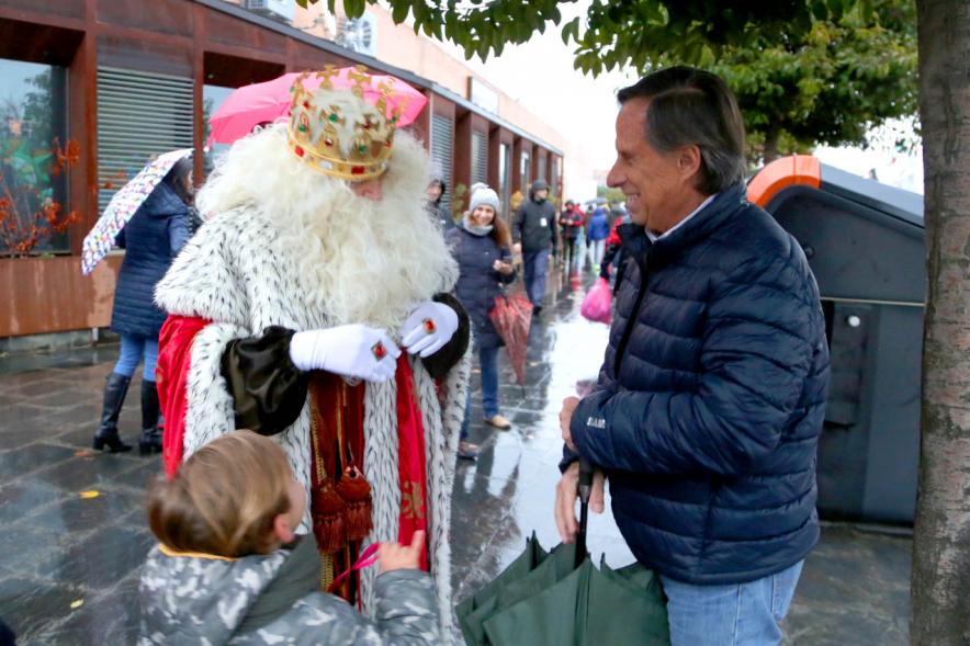 Cabalgata de Reyes 2018 - Imagen del Rey Melchor saludando al  alcalde García de Vinuesa.
