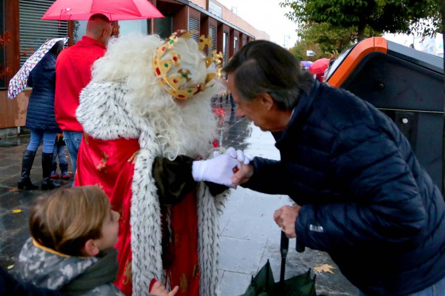 Cabalgata de Reyes 2018 - Imagen del Rey Melchor saludando al  alcalde García de Vinuesa.