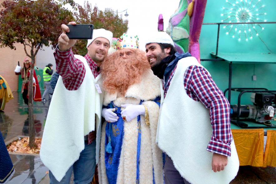 Cabalgata de Reyes 2018 - Imagen del Rey Gaspar haciéndose una foto con unas personas disfrazadas de pastores.