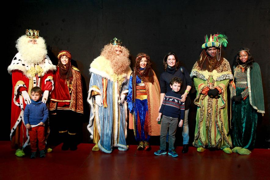 Cabalgata de Reyes 2017 - Imagen de los Reyes Magos y sus pajes en el escenario y unos niños.